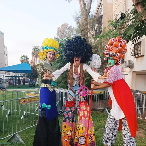 שלישיית הולכי קביים מדליקה